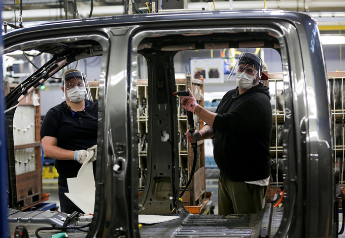 Công nhân đeo khẩu trang làm việc tại nhà máy xe tải của Ford ở thành phố Dearborn, bang Michigan. Ảnh: Ford