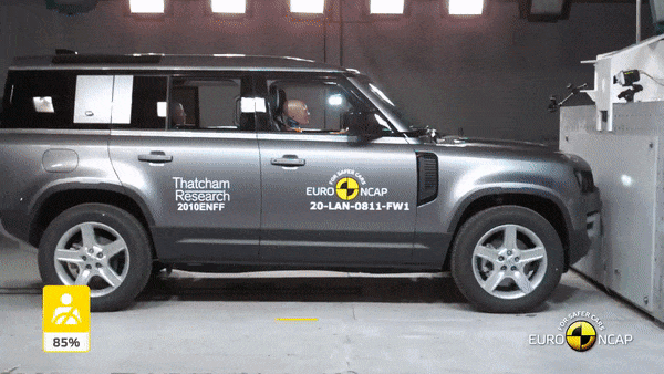 Land Rover Defender 2021 sở hữu khả năng bảo vệ toàn diện.